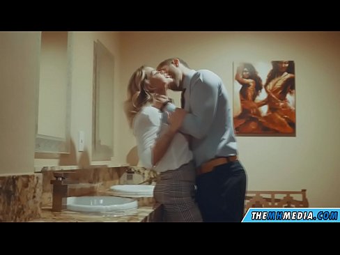 ❤️ Pe a faaosoosoina oe e se blonde busty i totonu o se faletaele lautele ❤️ Vitio fa'ata'ita'i ️❤
